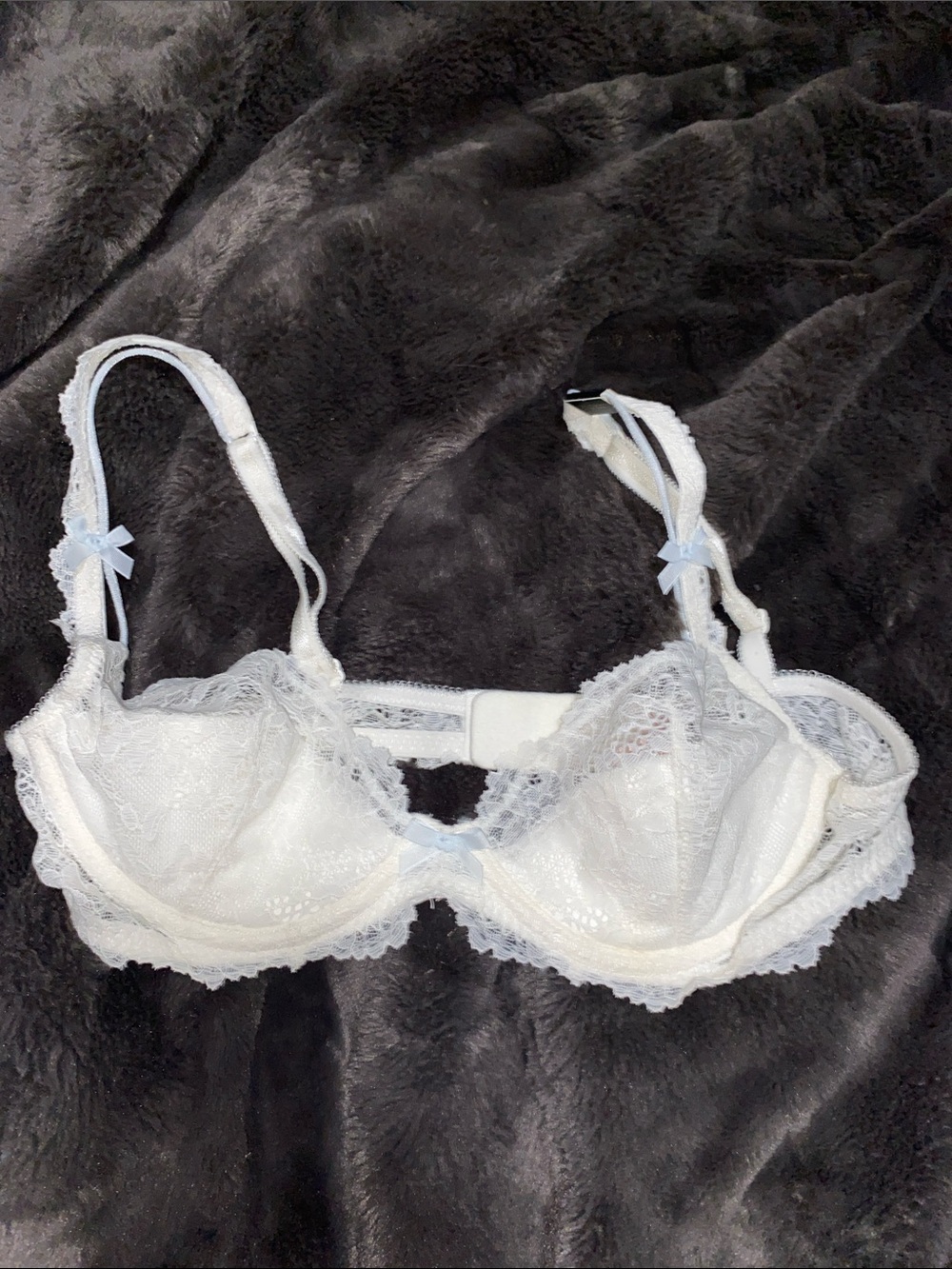VICTORIAS SECRET Delicate White Lace Underwire Bra with Bow Accents